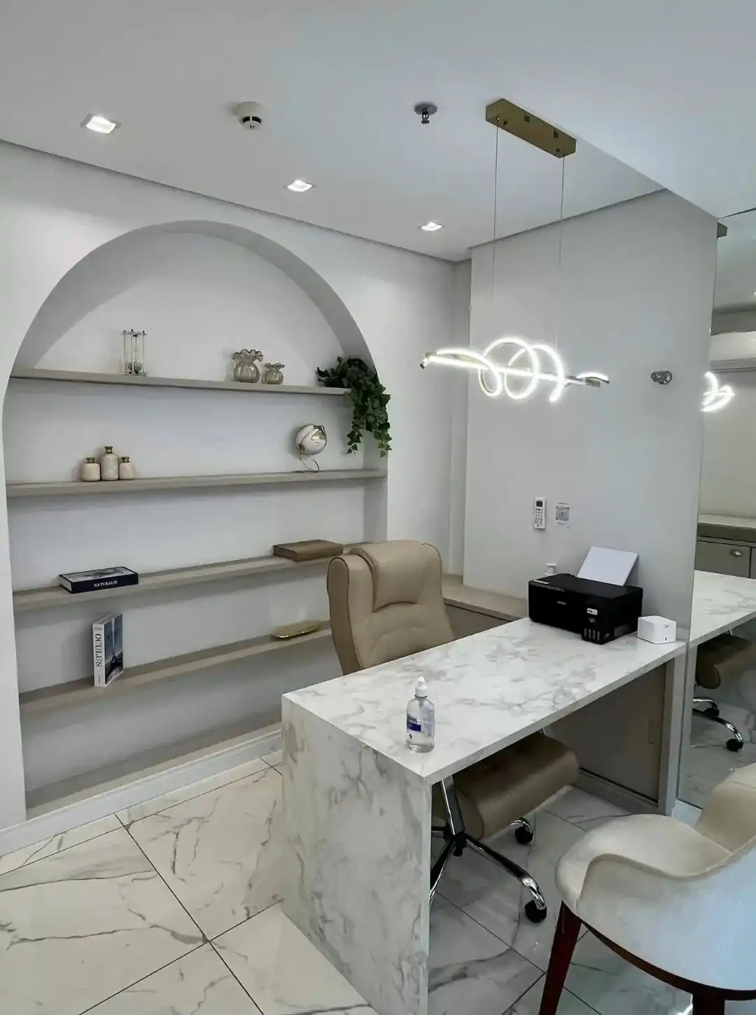 Recepção e espaço moderno da clínica East Clinic no Tatuapé